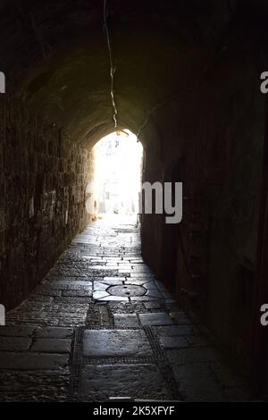 Tunnel-Straßen im muslimischen Viertel der Altstadt von Jerusalem während Rosh Hashanah 2022 Stockfoto