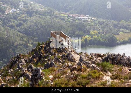 Luftaufnahmen von Miradouro (Sightseeing) da Boneca auf dem Boneca Hill in der Nähe von Porto, Douro River Stockfoto