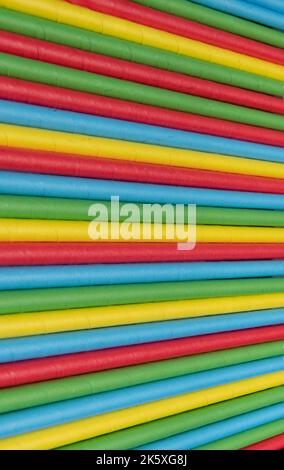 Makroaufnahme von farbigen Trinkhalmen, die aufgereiht sind und eine optische Täuschung verursachen. Stockfoto