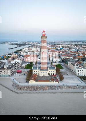 Luftaufnahmen des Leuchtturms. Barra Strand in Aveiro, Portugal. Aveiro Lighthouse. Das höchste in Portugal und eines der höchsten der Welt Stockfoto