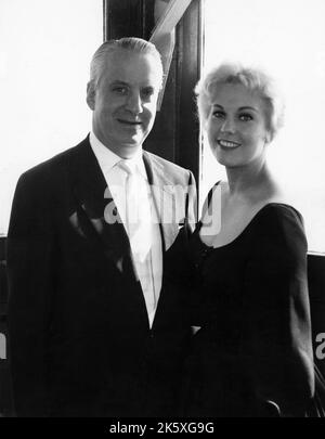 KIM NOVAK besucht den Blackpool Tower um den 1956. Mai, als sie in England zur Premiere DER EDDY DUCHIN STORY 1956 Regisseur GEORGE SIDNEY im Blackpool Opera House Publicity für Columbia Picters war Stockfoto