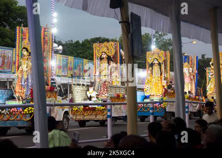 Rote Straße in Kalkutta, Indien am 8.. Oktober 2022 - die Menschen genießen die Prozession des Karnevals von Durga Puja Stockfoto