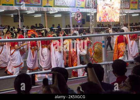 Rote Straße in Kalkutta Westbengalen, Indien am 8.. Oktober 2022 - Bengalische Frauen genießen die Prozession des Durga Puja Karnevals Stockfoto