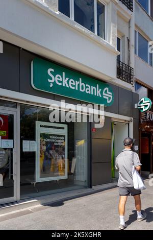 Ansicht eines jungen Mannes, der an der nationalen, staatlichen Bankfiliale in der Türkei vorbei geht. Das Bild wird auf der Halaskargazi Avenue des Sisli-Bezirks von Istanbul aufgenommen Stockfoto