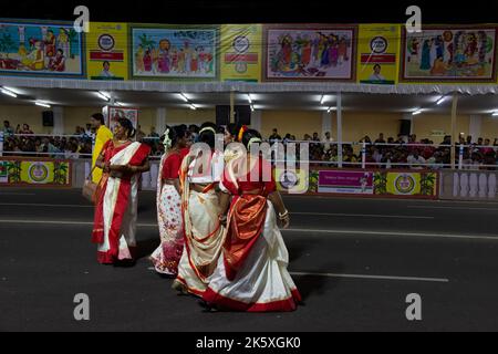 Rote Straße in Kalkutta Westbengalen, Indien am 8.. Oktober 2022 - Bengalische Frauen genießen die Prozession des Durga Puja Karnevals Stockfoto