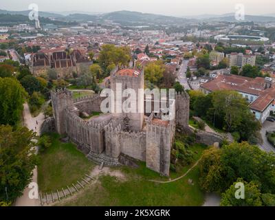 Luftaufnahmen von Guimaraes Castle. Stadtbild aus der Luft bei Sonnenuntergang Stockfoto