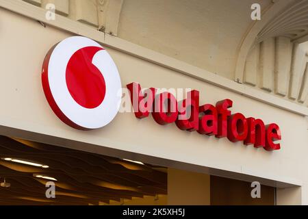 Nahaufnahme der Beschilderung der Geschäfte der britischen multinationalen Telekommunikationsmarke auf der Istiklal Avenue in Istanbul. Stockfoto