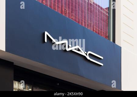 Nahaufnahme der Beschilderung der amerikanischen Kosmetikmarke auf der Istiklal Avenue in Istanbul. Stockfoto