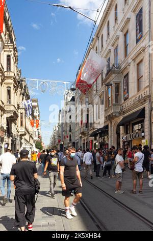 Blick auf die Menschen, die auf der Istiklal Avenue, der wichtigsten Fußgängerstraße der Stadt in Istanbul, spazieren gehen. Die Straße, die mit Gebäuden aus dem 19.. Jahrhundert gesäumt ist, sho Stockfoto