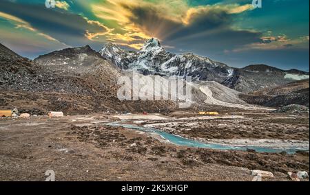 Everest Base Camp Trek Route. Atemberaubender und beeindruckender Gipfel des Ama Dablam - Wanderer im Vordergrund, Himalaya, Nepal Stockfoto