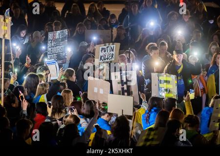 Berlin, Deutschland. 10. Oktober 2022. Die Teilnehmer einer Solidaritätskundgebung mit der Ukraine haben sich auf dem Gendarmenmarkt versammelt. Quelle: Christoph Soeder/dpa/Alamy Live News Stockfoto