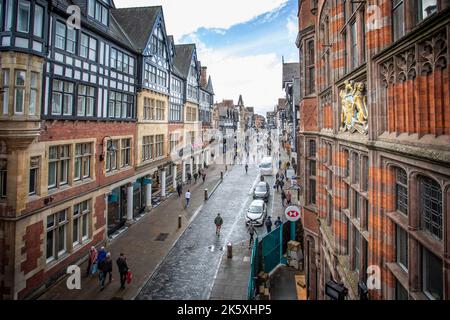 Blick nach Westen entlang der Eastgate Street von der Eastgate Clock in Chester, Cheshire, Großbritannien am 5. Oktober 2022 Stockfoto