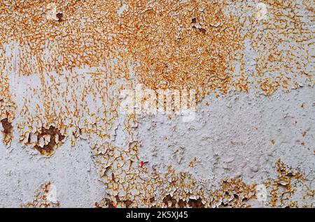 Altes rostiges Eisenblech. Nahaufnahme. Hintergrund. Textur. Ein altes Eisenblech wird von Zersamungen der Schrotbildung bedeckt. Stockfoto