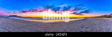 Herrlicher afrikanischer Sonnenuntergang Panorama vom Blouberg Beach, Big Bay, Kapstadt, Südafrika. Die Location zeigt den Tafelberg, die Westküste an Stockfoto