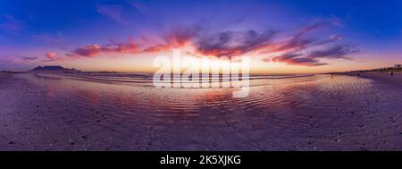 Herrlicher afrikanischer Sonnenuntergang Panorama vom Blouberg Beach, Big Bay, Kapstadt, Südafrika. Die Location zeigt den Tafelberg, die Westküste an Stockfoto