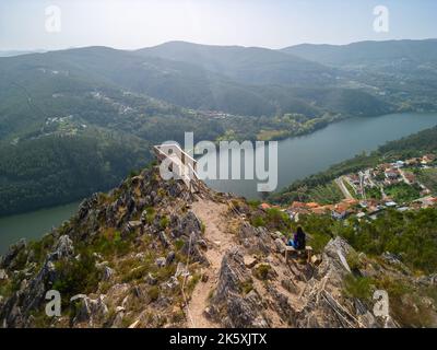 Luftaufnahmen von Miradouro (Sightseeing) da Boneca auf dem Boneca Hill in der Nähe von Porto, Douro River Stockfoto
