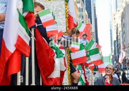 New York City, Usa. 10. Okt, 2022. Italienische New Yorker werden während der jährlichen Parade zum Tag des italienischen Kulturerbes entlang der Fifth Avenue in New York City gesehen, wie sie Flaggen schwenken. Kredit: Ryan Rahman/Alamy Live Nachrichten. Stockfoto