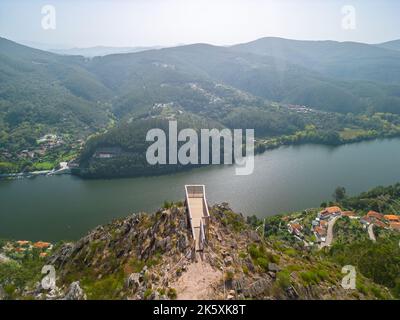 Luftaufnahmen von Miradouro (Sightseeing) da Boneca auf dem Boneca Hill in der Nähe von Porto, Douro River Stockfoto