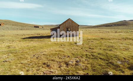 Eine schöne Aufnahme eines Holzhauses auf dem Land Stockfoto