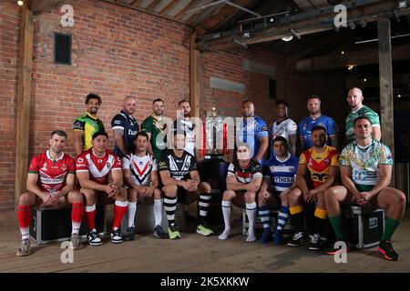 Science and Industry Museum, Liverpool Road, Manchester, 10.. Oktober 2022. Rugby League World Cup 2021 Tournament Launch (Back Row L-R) Ashton Golding von Jamaika, Dale Ferguson von Schottland, James Tedesco von Australien, Sam Tomkins von England, Junior Paulo von Samoa, Kevin Naiqama von Fidschi, Nathan Brown von Italien, George King von Irland (Front Row L-R) Elliot Kear von Wales, Jason Taumalolo aus Tonga, Benjamin Garcia aus Frankreich, Jesse Bromwich aus Neuseeland, Mitchell Moses aus dem Libanon, Jordan Meads aus Griechenland, Rhyse Martin aus Papua-Neuguinea und Brad Takairangi aus Cook Islands posieren für eine Photograp Stockfoto