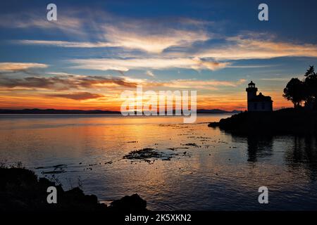 Eine Silhouette des Leuchtturms Lime Kiln bei Sonnenuntergang im San Juan County, Washington Stockfoto