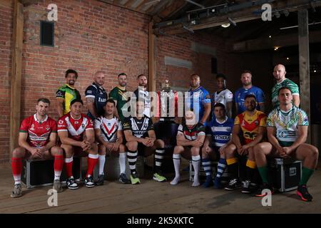 Science and Industry Museum, Liverpool Road, Manchester, 10.. Oktober 2022. Rugby League World Cup 2021 Tournament Launch (Back Row L-R) Ashton Golding von Jamaika, Dale Ferguson von Schottland, James Tedesco von Australien, Sam Tomkins von England, Junior Paulo von Samoa, Kevin Naiqama von Fidschi, Nathan Brown von Italien, George King von Irland (Front Row L-R) Elliot Kear von Wales, Jason Taumalolo aus Tonga, Benjamin Garcia aus Frankreich, Jesse Bromwich aus Neuseeland, Mitchell Moses aus dem Libanon, Jordan Meads aus Griechenland, Rhyse Martin aus Papua-Neuguinea und Brad Takairangi aus Cook Islands posieren für eine Photograp Stockfoto