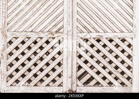 Weißer geschnitzter Holzrahmen, Fensterläden des alten Dorfhauses aus der Nähe Stockfoto
