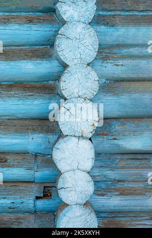 Nahaufnahme der Holzwand, Querschnitt des alten Hauses aus Holzstämmen mit Rissen Stockfoto