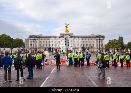 London, Großbritannien. 10.. Oktober 2022. Just Stop Oil-Aktivisten kleben sich an die Straße und blockieren die Mall in der Nähe des Buckingham Palace, während die Klimaschutzgruppe ihre täglichen Proteste fortsetzt und fordert, dass die britische Regierung keine neuen Öl- und Gaslizenzen mehr ausgibt. Stockfoto