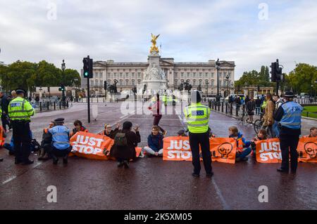 London, Großbritannien. 10.. Oktober 2022. Just Stop Oil-Aktivisten kleben sich an die Straße und blockieren die Mall in der Nähe des Buckingham Palace, während die Klimaschutzgruppe ihre täglichen Proteste fortsetzt und fordert, dass die britische Regierung keine neuen Öl- und Gaslizenzen mehr ausgibt. Stockfoto