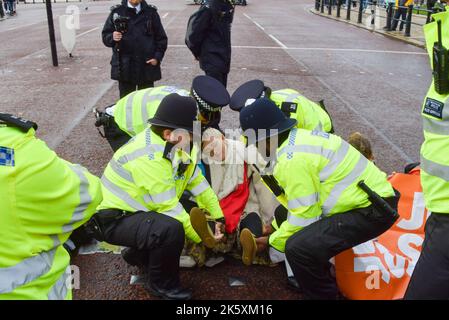 London, Großbritannien. 10.. Oktober 2022. Die Polizei verhaftete einen Aktivisten von Just Stop Oil, der die Mall in der Nähe des Buckingham Palace blockierte, während die Klimaschutzgruppe ihre täglichen Proteste fortsetzt und fordert, dass die britische Regierung keine neuen Öl- und Gaslizenzen mehr ausgibt. Stockfoto