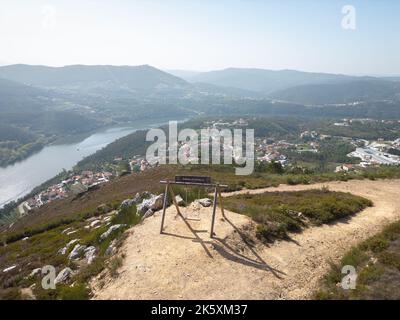 Luftaufnahmen von Miradouro (Sightseeing) da Boneca auf dem Boneca Hill in der Nähe von Porto, Douro River Stockfoto