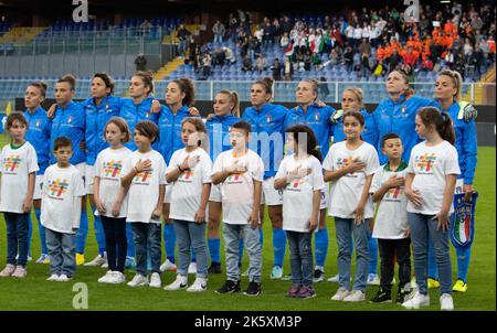 Genua, Italien. 10. Oktober 2022. Italien während der Hymne während der Frauen Italien gegen Brasilien, Freundschaftsspiel in Genua, Italien, Oktober 10 2022 Kredit: Unabhängige Fotoagentur/Alamy Live Nachrichten Stockfoto
