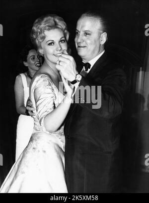 KIM NOVAK bei der britischen Premiere/Empfang im Blackpool Opera House von THE EDDY DUCHIN STORY 1956 1956 Regisseur GEORGE SIDNEY Publicity für Columbia Picters Stockfoto