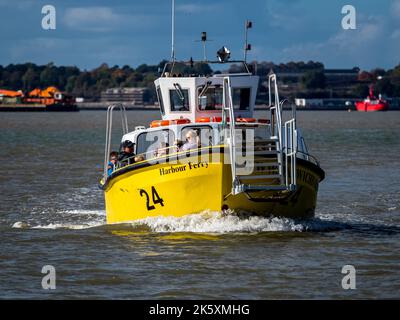 Die Harwich Harbour Ferry bringt Fußpassagiere von Harwich zum Hafen Felixstowe in Ostengland. Felixstowe Harbour Ferry. Stockfoto