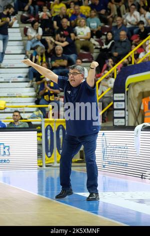 Verona, Italien. 2.. Oktober 2022. Italienische Basketball-Meisterschaft A1, Spiel zwischen Tezenis Verona und Happy Casa Brindisi. Stockfoto