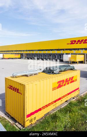 Fischamend: DHL Global Forwarding Logistikzentrum, LKW, Container in Donau, Niederösterreich, Niederösterreich, Österreich Stockfoto