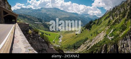 Flexenass-Straße, die an einem Sommertag aus Lechtal in österreich aufsteigt. Verrückte kurvenreiche Straße aus dem Tal hinauf auf die hochalpine Straße. Stockfoto