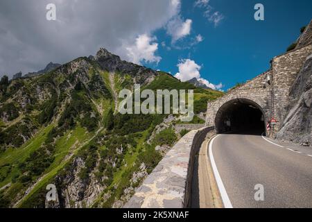 Flexenass-Straße, die an einem Sommertag aus Lechtal in österreich aufsteigt. Verrückte kurvenreiche Straße aus dem Tal hinauf auf die hochalpine Straße. Stockfoto