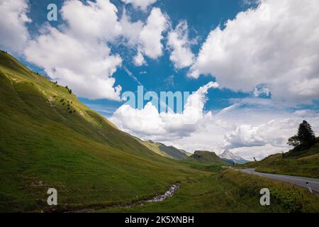 Blick auf den Schrocken in ostösterreich, schöner grüner Berg mit Straße, die zum hohen Gipfel führt. Stockfoto