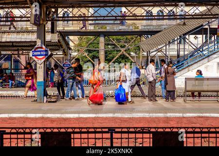 Ein Bahnhof im Nahverkehrsnetz von Mumbai, Indien Stockfoto