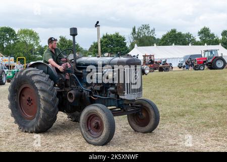 Ilminster.Somerset.Vereinigtes Königreich.August 21. 2022.Ein Fordson Major E27N wird bei einer Yesterdays Farming-Veranstaltung durch die Arena gefahren Stockfoto
