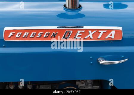 Ilminster.Somerset.Vereinigtes Königreich.August 21. 2022.Nahaufnahme des Fordson Dexta Logoons eines restaurierten Fordson Dexta bei einem Yesterdays Farming Event Stockfoto
