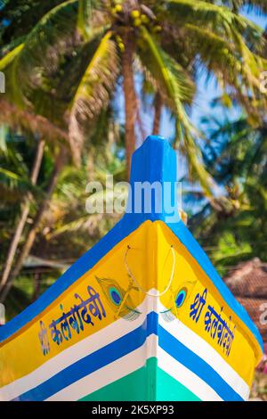 Bunt bunt bunt bemalten hölzernen Fischerboote an der Konkan Küste von Indien Stockfoto