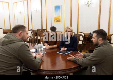 Kiew, Ukraine. 10. Oktober 2022. Der ukrainische Präsident Wolodymyr Zelenskyy, rechts, und der Leiter des Präsidialamtes, Andriy Yermak, links, während eines persönlichen Treffens mit der US-Botschafterin Bridget Brink und dem stellvertretenden Missionschef Christopher Smith im Mariinskyi-Palast am 10. Oktober 2022 in Kiew, Ukraine. Quelle: Planetpix/Alamy Live News Stockfoto