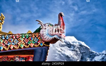 Nahaufnahme der Drachenholzschnitzerei im Kloster Tengboche, Region Khumbu, Himalaya, Nepal Stockfoto