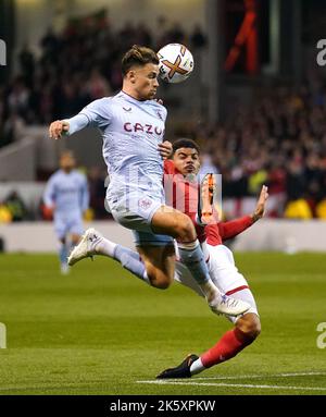 Matty Cash von Aston Villa (links) und Morgan Gibbs-White von Nottingham Forest kämpfen während des Spiels der Premier League im City Ground, Nottingham, um den Ball. Bilddatum: Montag, 10. Oktober 2022. Stockfoto