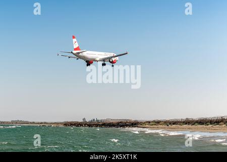 Larnaca, Zypern - 09. Juli 2022: Airbus A321-111 der Austrian Airlines landet am Flughafen Glafcos Clerides Stockfoto