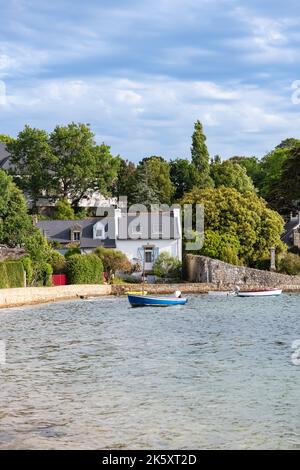 Bretagne, Insel Ile aux Moines im Golf von Morbihan, ein Strand im Sommer, mit typischen Booten Stockfoto