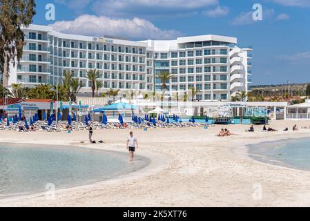 Ayia Napa, Zypern - 25. März 2022: Berühmter Nissi-Strand im Frühjahr, vor Beginn der Touristensaison Stockfoto